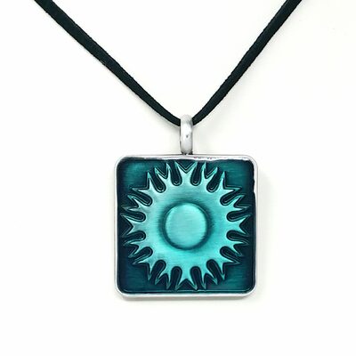 Green burst pendant necklace