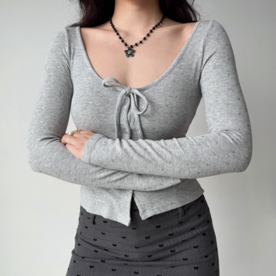 U-neck tie bow embroidered t-shirt