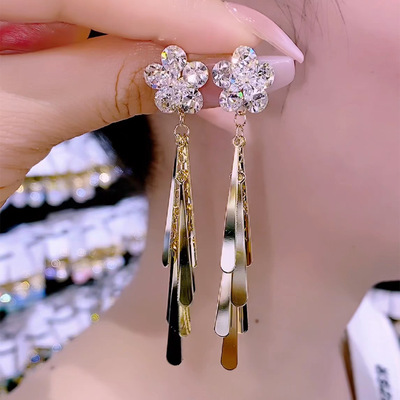 Luxury Crystal Flower Tassel Drop Earrings for Women?