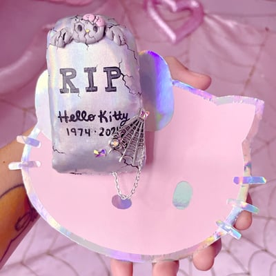 Hello tombstone pin/hair clip