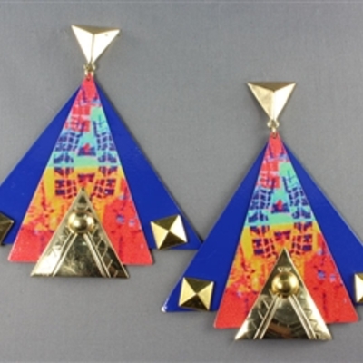 Blue-pyramid studded earrings 